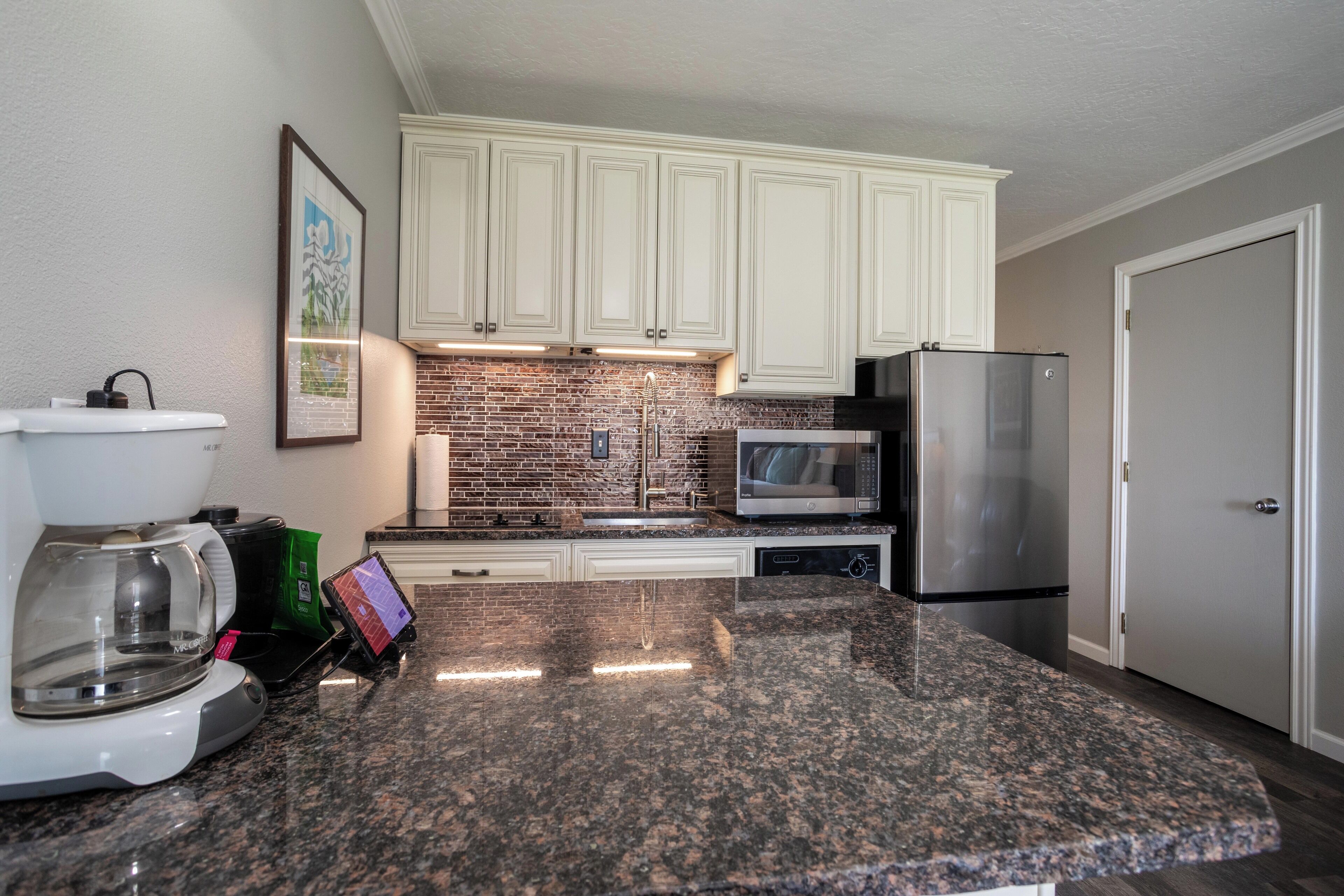 Jääkaappi, mikroaaltouuni, liesi, astianpesukone