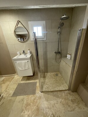 Badewanne, Haartrockner, Handtücher, Seife
