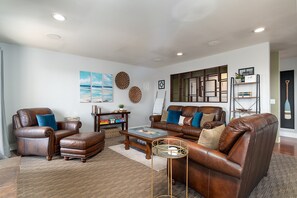 Smart TV, chimenea y libros