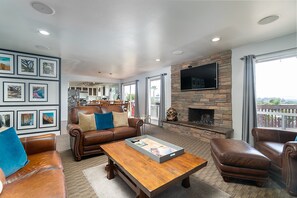 Smart TV, chimenea y libros 