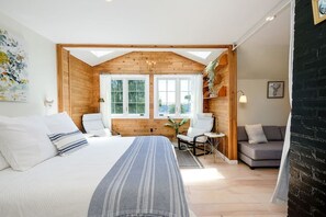 3 slaapkamers, een bureau, een strijkplank/strijkijzer, reisbedje