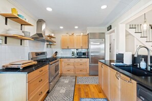 Køleskab, mikrobølgeovn, ovn, kogeplade