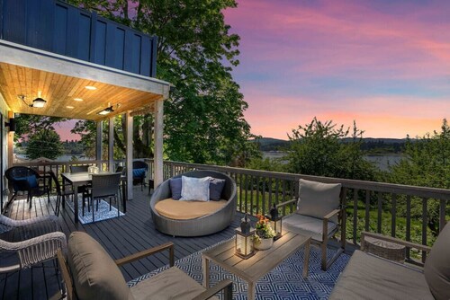 Sunset Garden Retreat-Sea & Mountain View w/ Sauna