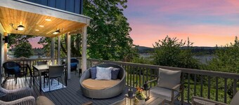 Sunset Garden Retreat-Sea & Mountain View w/ Sauna