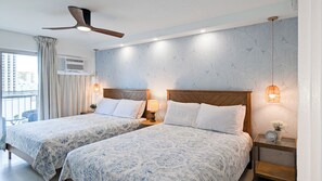 3 dormitorios, escritorio, tabla de planchar con plancha y cuna de viaje