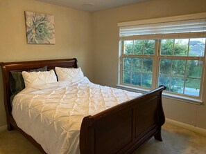 4 bedrooms, desk, WiFi, bed sheets