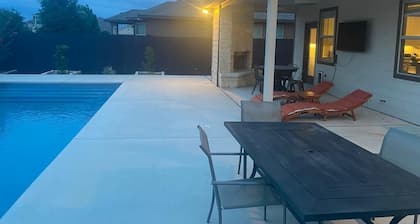 Lxry 4 BR, Pool/Hot Tub, Huge Backyard, near Seaworld/Six Flags (Tal.)