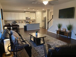 Smart TV - Lxry 4 BR, Pool/Hot Tub, Huge Backyard, near Seaworld/Six Flags (Tal.) (San Antonio)