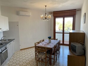 Kylskåp, mikrovågsugn, ugn och grytor/köksredskap