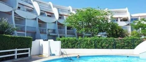 Una piscina al aire libre, una piscina climatizada