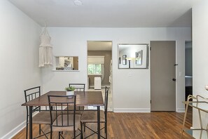 Dining - 2min→MSU, WFH station, Queen Beds, Dream Shower (East Lansing)