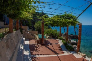 تناول الطعام بالخارج