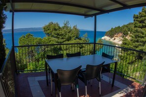 تناول الطعام بالخارج