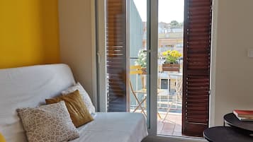 Een televisie, een dvd-speler, een filmbibliotheek en een computerscherm