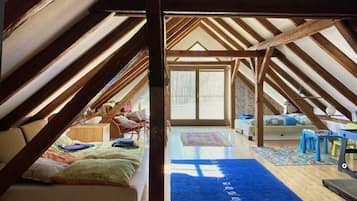 4 habitaciones, escritorio y tabla de planchar con plancha