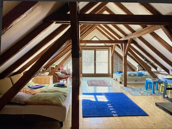 4 عدّة غرف نوم ومكتب ومكواة/لوح كي وسرير سفر