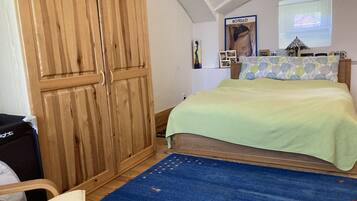 4 bedrooms, desk, iron/ironing board, travel cot