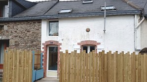 A house with a stone facade, a wooden fence, and a door with a number '3' above it. - Charming house for 4 near town center (Sarzeau)