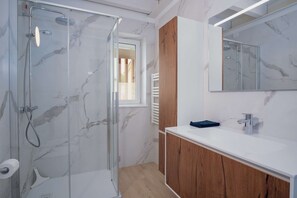 Dusche, Haartrockner, Bidet, Handtücher