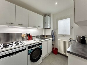 Réfrigérateur, micro-ondes, plaque de cuisson, lave-vaisselle