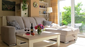 TV, DVD player, books, music library - Stylish oasis of well-being with a terrace and garden right next to the forest (Uslar)
