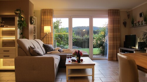 Stilvolle Wohlfühloase mit Terrasse und Garten direkt am Wald