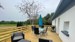 Una terrazza con mobili da esterno, un barbecue e vista sul paesaggio circostante.