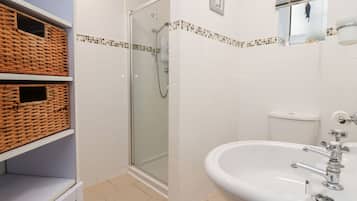 Cottage | Bathroom | Shower, toilet paper