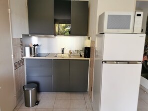 Een koelkast, een microgolfoven, een kookplaat, een vaatwasser