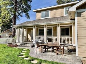 Outdoor dining - Peaceful Spot | Private Backyard | King Bed | AC! (Columbia Falls)