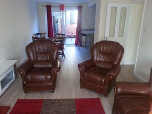 Smart TV, books, stereo - Dingle Corner professional luxury accommodation (Bristol)