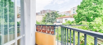 GuestHost - NEW! Stadium & Palazzetto Apartment x5!