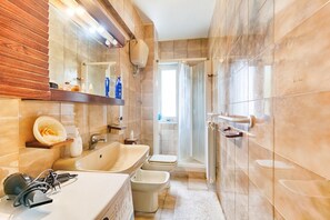 Douche, sĂšche-cheveux, bidet
