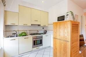 Private kitchen - GuestHost - Ponte Solferino Bright & Cozy APT (Pisa)