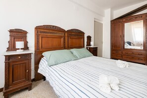 2 bedrooms, iron/ironing board, WiFi