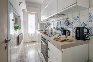 Fridge, oven, stovetop