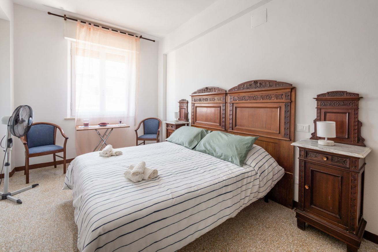 2 bedrooms, iron/ironing board, WiFi
