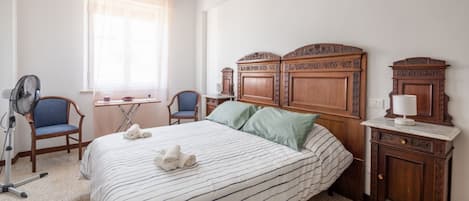 2 bedrooms, iron/ironing board, WiFi
