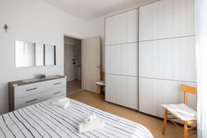 2 bedrooms, iron/ironing board, WiFi