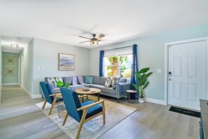 Smart TV, offices - Casa Boca - Perfect Florida Getaway with Large Heated Saltwater Pool (Boca Raton)