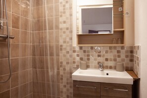 Dusche, Haartrockner, Handtücher