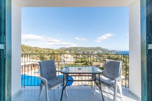 Outdoor dining - "Captain Spiros Studios" with Sea View, Balcony, Air Conditioning & Wi-Fi (Corfu)