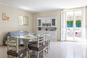 Dining - Holiday Home 'Bandiera Blu' near the Beach with A/C, Terrace & Garden (Menfi)