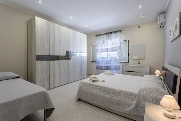 2 Schlafzimmer, Bügeleisen/Bügelbrett, Bettwäsche