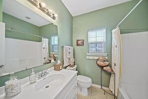 Duschwanne, Haartrockner, Handtücher, Seife