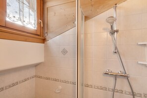 Shower, hair dryer, towels - 'Chalet Letizia Apartment Bilo' with Mountain View, Balcony & Wi-Fi (Livigno)