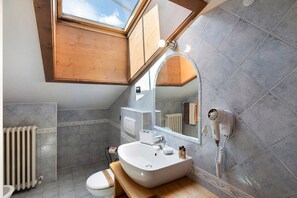 Shower, hair dryer, towels - 'Chalet Letizia Apartments Trilo' with Mountain View, Balconies & Wi-Fi (Livigno)