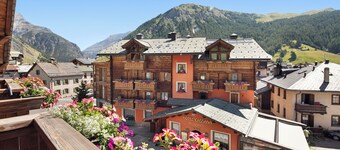 Chalet Letizia Apartments Trilo" con vista sulle montagne, balconi e Wi-Fi