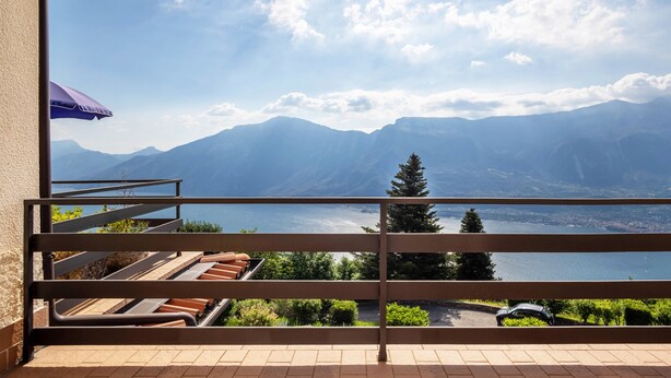 A balcony with a view of mountains and a lake. - Apartment 'with Stunning Views' and Balcony (Tremosine)