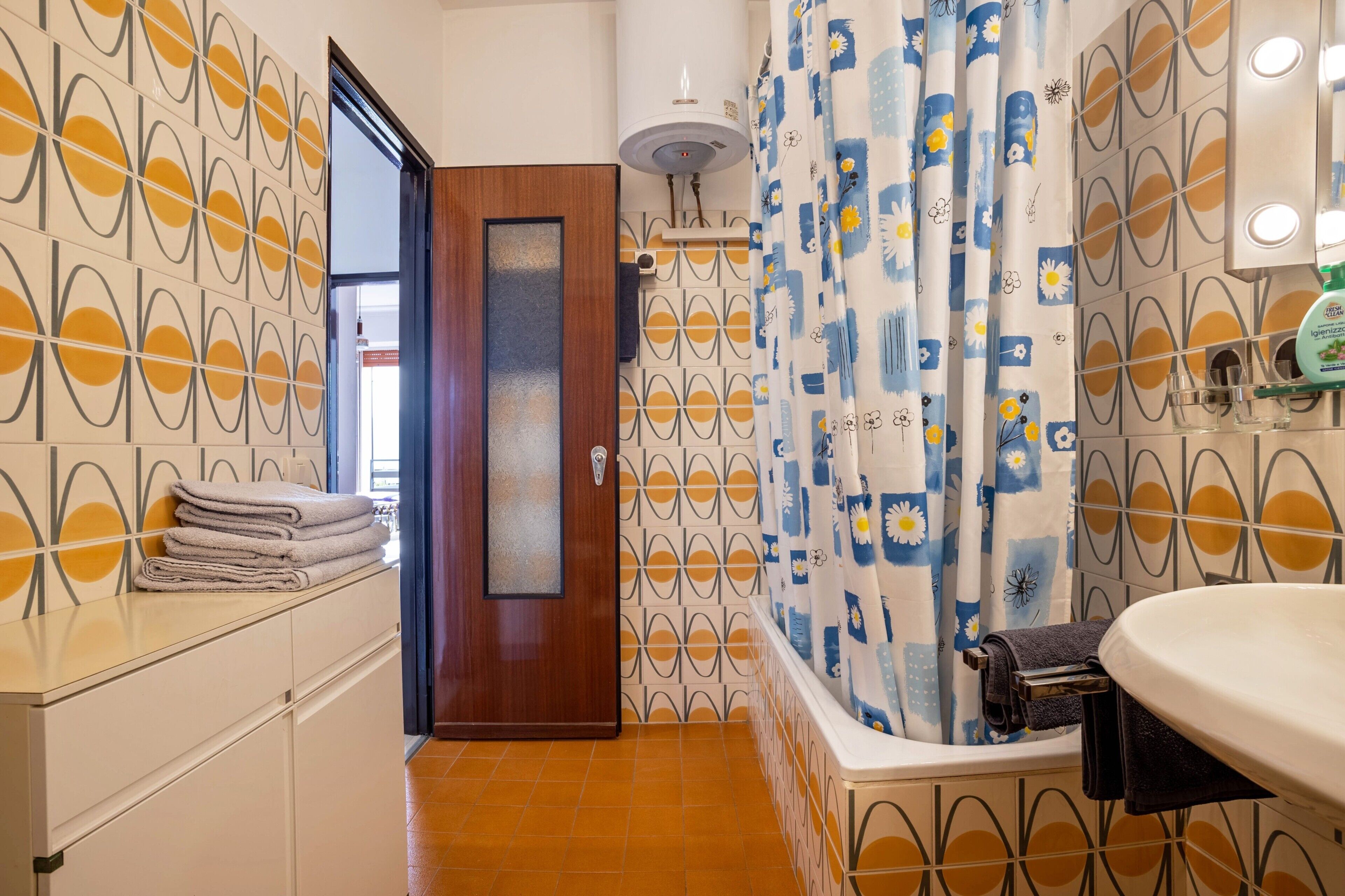 浴槽、ヘアドライヤー、タオル